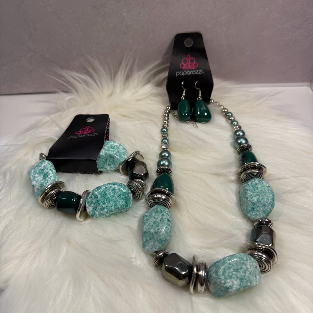 💜3/$15💜 Paparazzi Green and Silver Jewelry Set